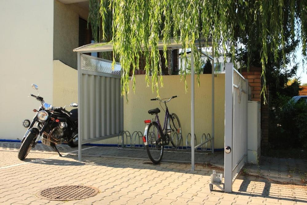 Leo Hostel Poznan Exterior foto